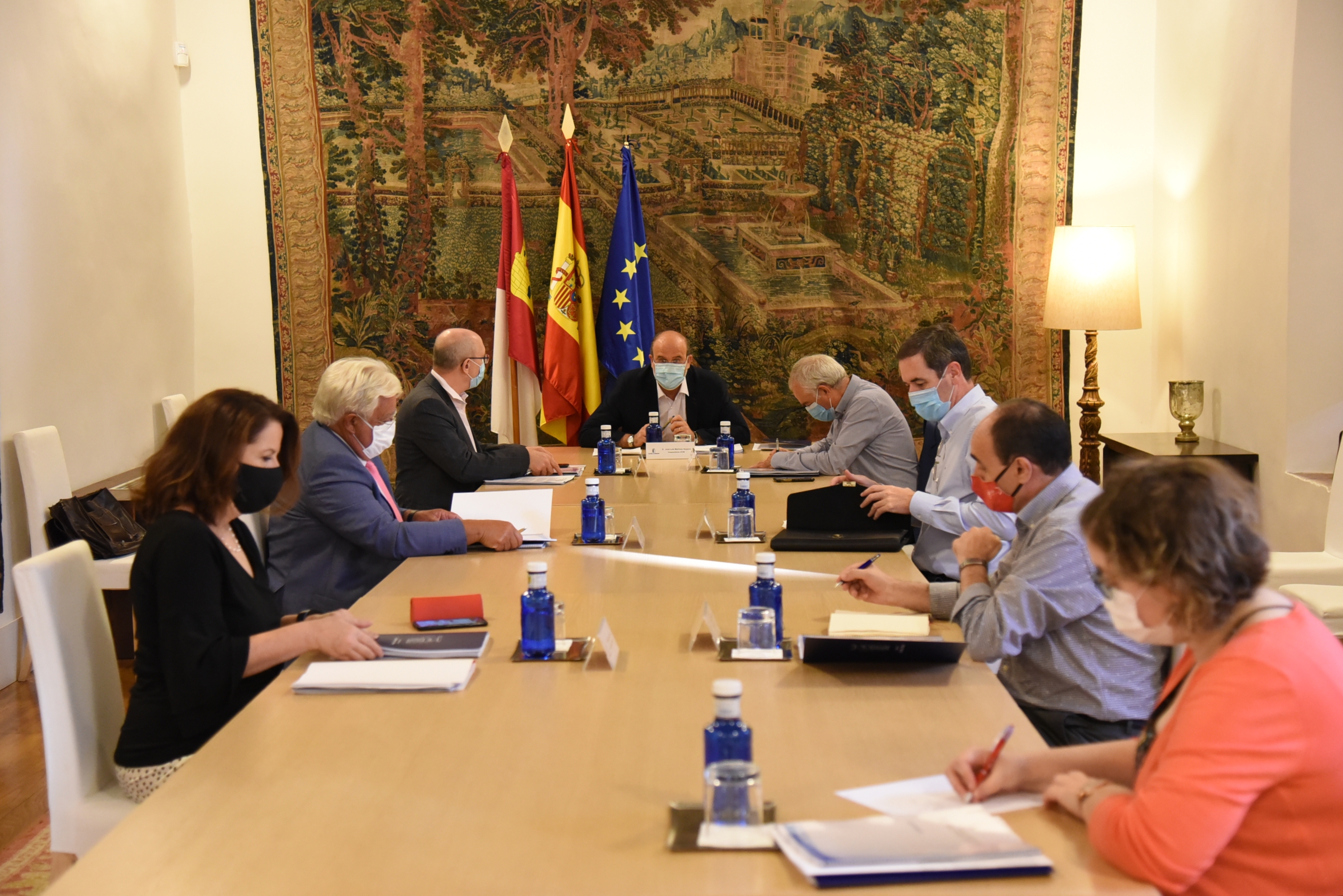 El vicepresidente autonómico durante el encuentro con los representantes de los colectivos firmantes del Pacto contra la Despoblación en Castilla-La Mancha