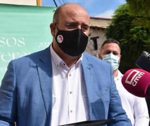 El vicepresidente autonómico ha asistido a la inauguración del curso ‘Oportunidades del Reto Demográfico para la Transición Ecológica’, en Tragacete