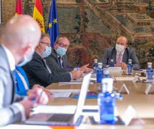 El vicepresidente de Castilla-La Mancha, José Luis Martínez Guijarro, y el consejero de Hacienda y Administraciones Públicas, Juan Alfonso Ruiz Molina, se reúnen con miembros de los grupos parlamentarios con representación en las Cortes