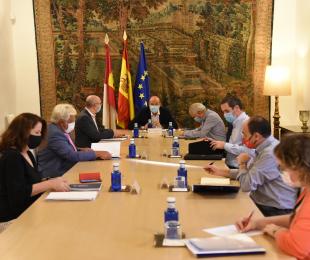 El vicepresidente autonómico durante el encuentro con los representantes de los colectivos firmantes del Pacto contra la Despoblación en Castilla-La Mancha
