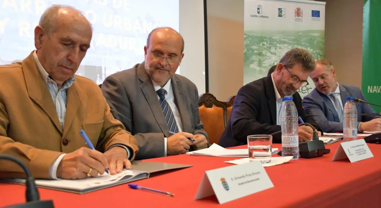 Firma de los contratos de las Agendas de Desarrollo Urbano y Rural en Navamorcuende, Toledo