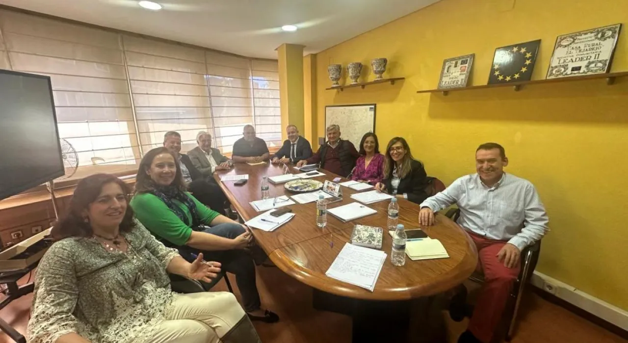 Encuentro entre el viceconsejero de Planificación Estratégica, José Antonio Carrillo; el presidente de Recamder, Jesús Ortega; junto a varios representantes del Grupo de Acción Local ‘Tierras de Talavera’ encabezados por su presidente, Víctor Eduardo Elvira y su gerente, María Carmen Vidal.