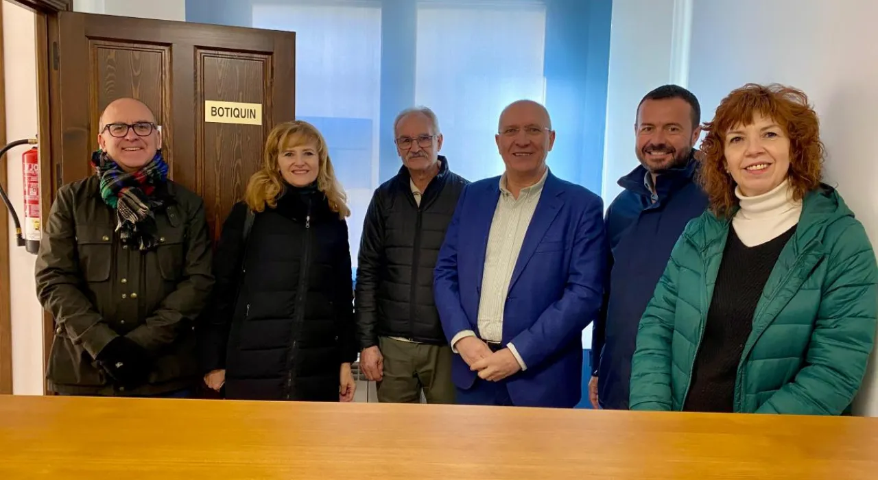 esús Alique ha visitado hoy Alocén, que tiene abierto el botiquín, uno de los 88 botiquines rurales que el Gobierno regional ha impulsado en las zonas despobladas de la región.