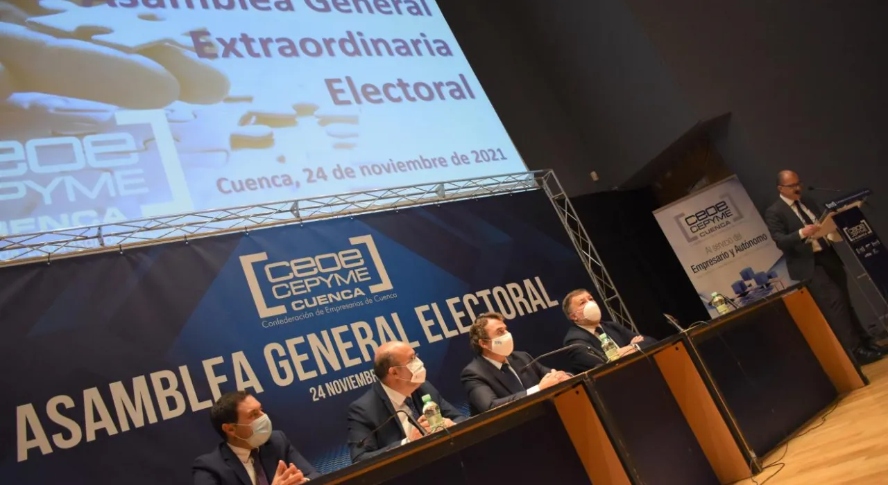 En el acto de clausura de la Asamblea General Electoral de la Confederación de Empresarios de Cuenca, en la que ha sido reelegido como presidente David Peña