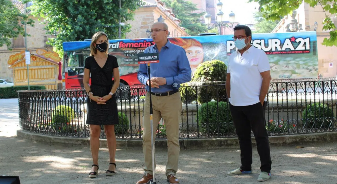 El comisionado del Reto Demográfico ha visitado hoy Sigüenza con motivo de la llegada del 'Autobús de la Repoblación' de Presura