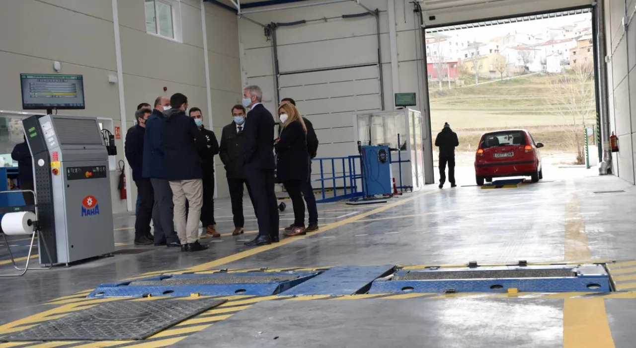 El vicepresidente regional y el consejero de Desarrollo Sostenible han asistido, hoy, en Salvacañete (Cuenca), a la inauguración de la ITV de la Sierra