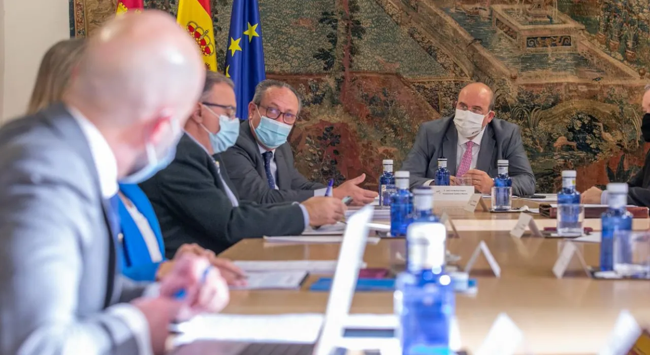 El vicepresidente de Castilla-La Mancha, José Luis Martínez Guijarro, y el consejero de Hacienda y Administraciones Públicas, Juan Alfonso Ruiz Molina, se reúnen con miembros de los grupos parlamentarios con representación en las Cortes