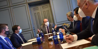 Ha sido durante la reunión que ha mantenido el vicepresidente de Castilla-La Mancha, José Luis Martínez Guijarro, con los presidentes de las cinco instituciones provinciales