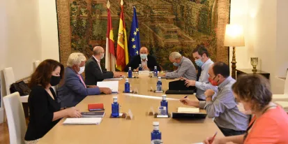 El vicepresidente autonómico durante el encuentro con los representantes de los colectivos firmantes del Pacto contra la Despoblación en Castilla-La Mancha